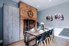NEW Spacious Home Ideal for Groups Free Parking