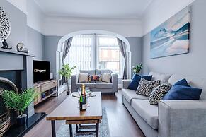 NEW Spacious Home Ideal for Groups Free Parking