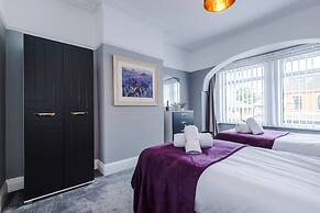 NEW Spacious Home Ideal for Groups Free Parking