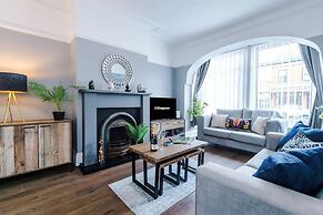 NEW Spacious Home Ideal for Groups Free Parking