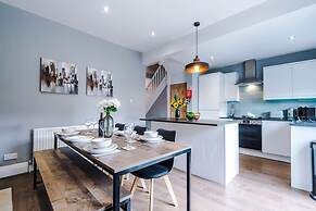NEW Spacious Home Ideal for Groups Free Parking
