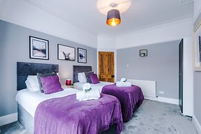 NEW Spacious Home Ideal for Groups Free Parking