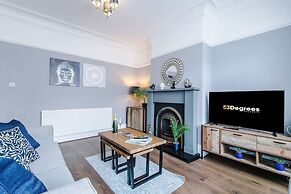 NEW Spacious Home Ideal for Groups Free Parking