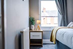 NEW Spacious Home Ideal for Groups Free Parking