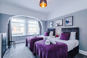 NEW Spacious Home Ideal for Groups Free Parking