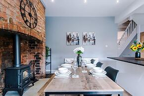 NEW Spacious Home Ideal for Groups Free Parking