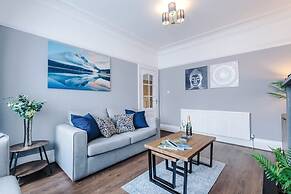 NEW Spacious Home Ideal for Groups Free Parking