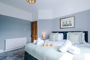 NEW Spacious Home Ideal for Groups Free Parking