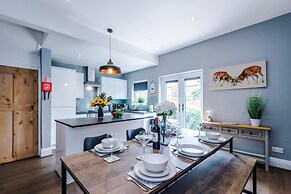 NEW Spacious Home Ideal for Groups Free Parking