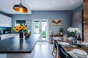 NEW Spacious Home Ideal for Groups Free Parking