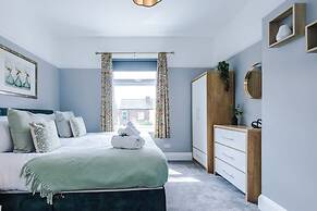 NEW Spacious Home Ideal for Groups Free Parking