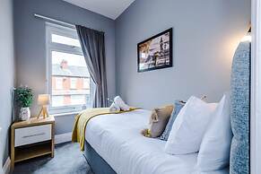 NEW Spacious Home Ideal for Groups Free Parking
