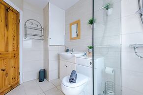 NEW Spacious Home Ideal for Groups Free Parking