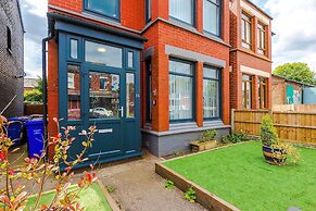 NEW Spacious Home Ideal for Groups Free Parking
