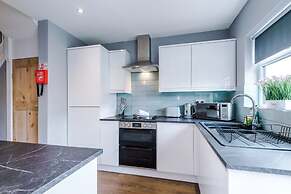 NEW Spacious Home Ideal for Groups Free Parking