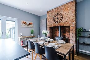 NEW Spacious Home Ideal for Groups Free Parking