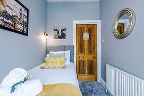 NEW Spacious Home Ideal for Groups Free Parking