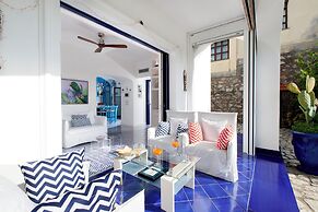De Vivo Realty - Villa Blue Skyline