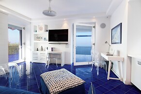 De Vivo Realty - Villa Blue Skyline