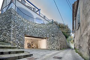 De Vivo Realty - Villa Blue Skyline