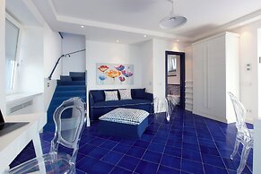 De Vivo Realty - Villa Blue Skyline