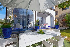 De Vivo Realty - Villa Blue Skyline