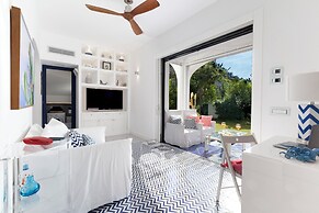 De Vivo Realty - Villa Blue Skyline