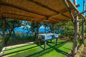 De Vivo Realty - Villa Blue Skyline