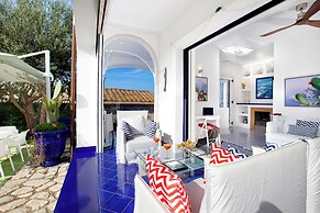 De Vivo Realty - Villa Blue Skyline