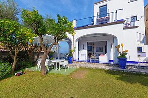 De Vivo Realty - Villa Blue Skyline