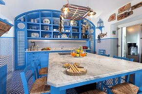 De Vivo Realty - Villa Blue Skyline