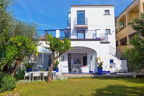 De Vivo Realty - Villa Blue Skyline