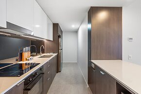 Bright Apartment With Pool and Gym Access
