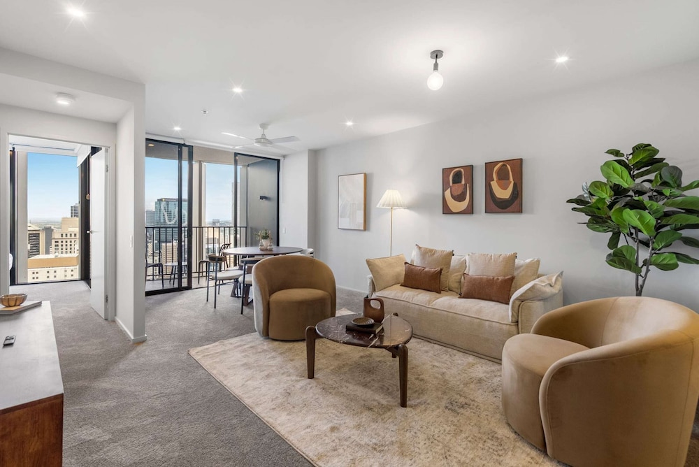 Bright Apartment With Pool and Gym Access