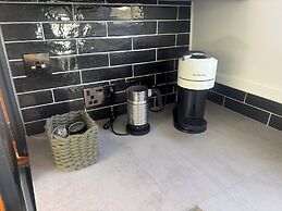 Unique 2 Bed Waterside Retreat, Pet Friendly