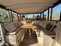 Unique 2 Bed Waterside Retreat, Pet Friendly