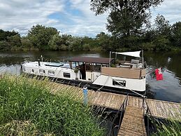 Unique 2 Bed Waterside Retreat, Pet Friendly