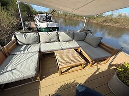 Unique 2 Bed Waterside Retreat, Pet Friendly