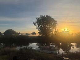 Unique 2 Bed Waterside Retreat, Pet Friendly