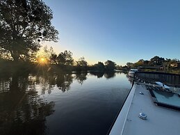 Unique 2 Bed Waterside Retreat, Pet Friendly
