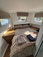 Unique 2 Bed Waterside Retreat, Pet Friendly