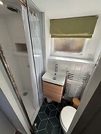 Unique 2 Bed Waterside Retreat, Pet Friendly