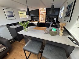 Unique 2 Bed Waterside Retreat, Pet Friendly