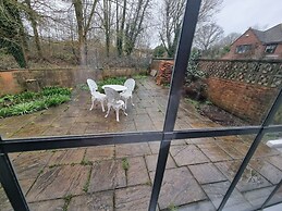Apartment Sleeps 4 With Enclosed Garden