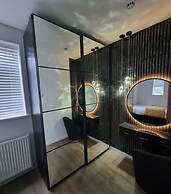 Apartment Sleeps 4 With Enclosed Garden