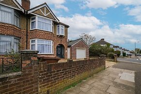 Spacious 4 Bed Semi-Detached Hse