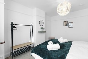 Spacious 4 Bed Semi-Detached Hse