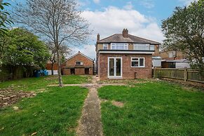 Spacious 4 Bed Semi-Detached Hse