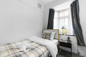 Spacious 4 Bed Semi-Detached Hse