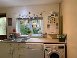 Bumble Cottage - Parking - Pet - Garden - Sleeps 4